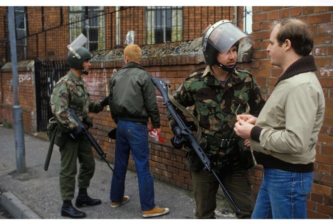 2 Hour Terror and Mural History Belfast taxi Private Tour - Starting near City Hall and getting oriented