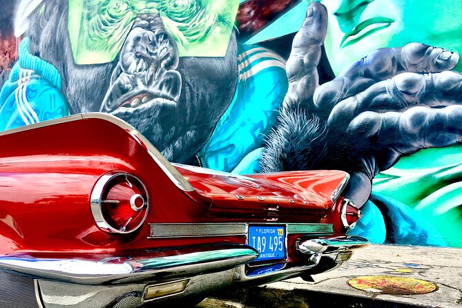 2H Private Classic Car Tour Miami Beach & Wynwood - A sculpture stop with room for photographs