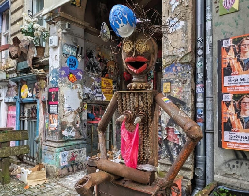 Alternative Berlin / Street art tour - Private group - Housing Projects, Communal Spaces, and Green Ideas