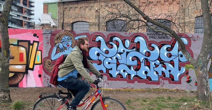 Alternative Bike tour: Graffiti Wall and Peace - Margaret Island gives the route a quieter center