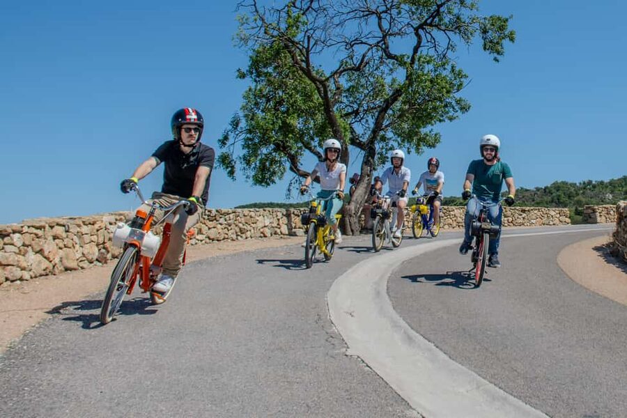 Argelès-sur-Mer: a guided Solex ride to discover street art - Starting at 2 Av. du 8 Mai 1945