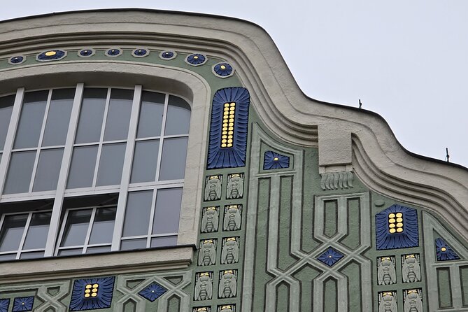 Art Nouveau Meets Street Art in Munich (Max. 12 guests) - The subway connection and English Garden stop