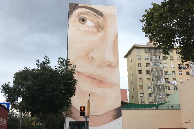 Barcelona Street Art and Graffitti Bicycle Tour - What the bicycle changes