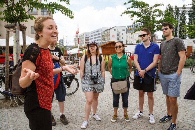 Barcelona Street Art, Graffiti and Tapas Tour - Benitez garden and the less polished corners