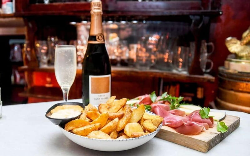 Barcelona Street Art, Graffiti & Tapas Tour - Tapas and a traditional Spanish drink