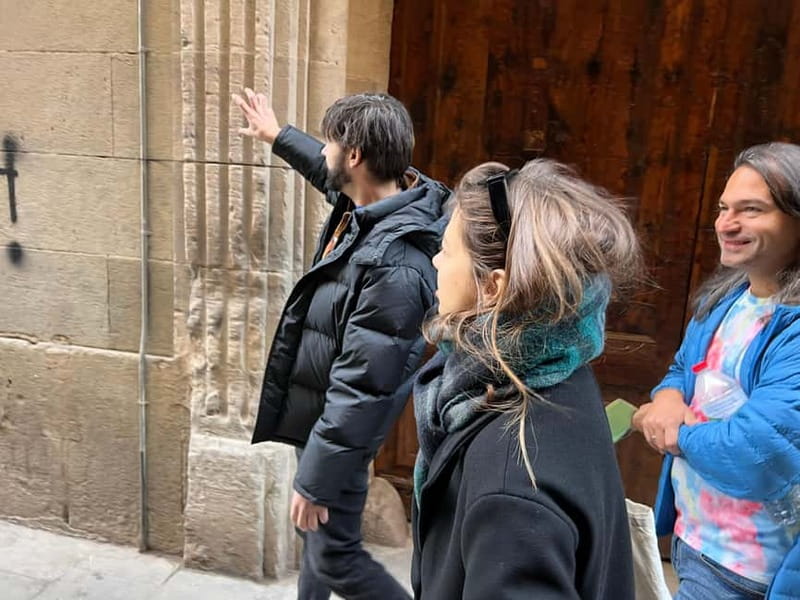 Barcelona: Street Art & Visit to Galleries Tour - Why Barcelona street art works best on foot