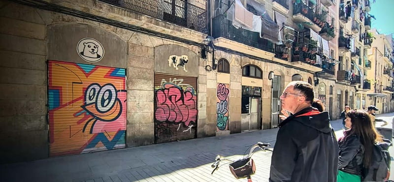 Barcelona | StreetArt Bike Tour Moco Museum - Cathedral Square and the El Beso mosaic