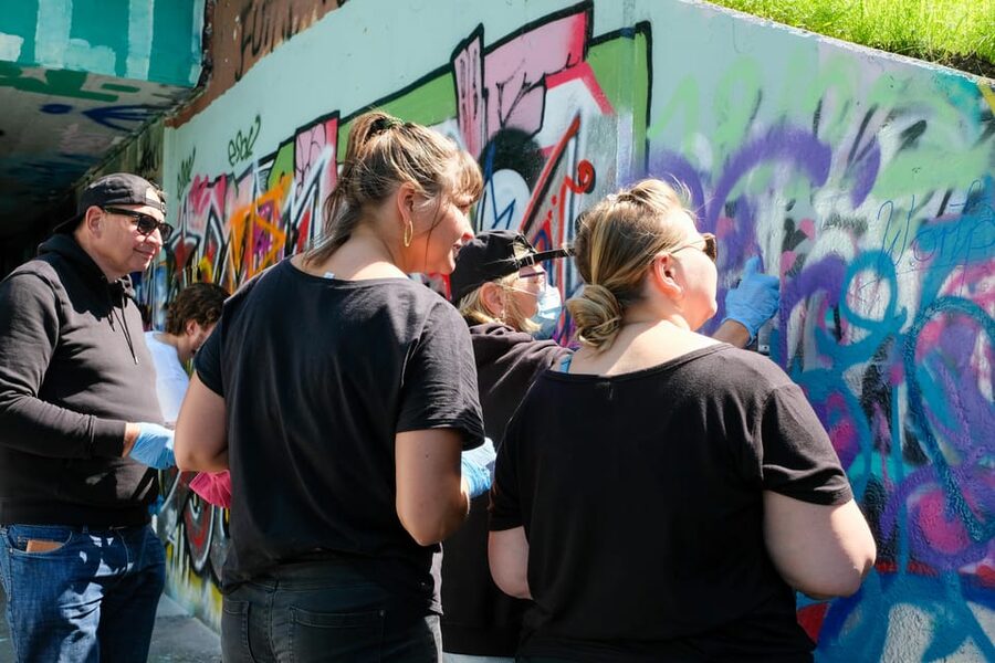 Basel: Graffiti & Urban Art Workshop with Snacks & Drinks - The team-building works best when everyone contributes