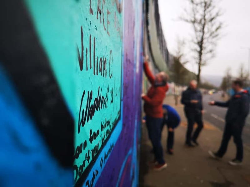 Belfast: Famous Murals Private Tour - What the guide adds to the hour