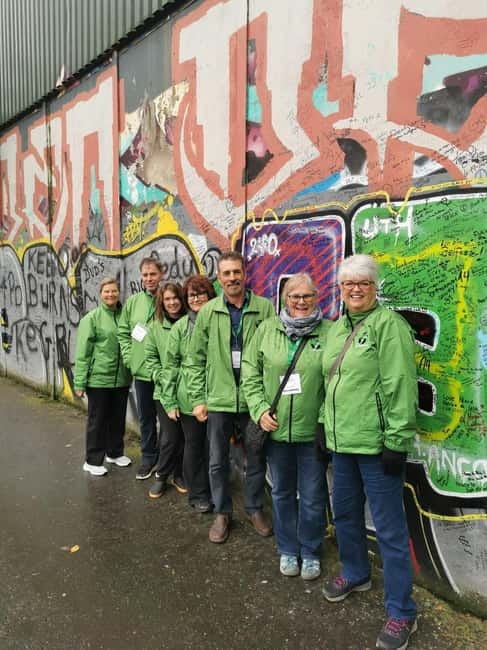 Belfast: Political Mural Taxi Tour - What the guides add to the experience