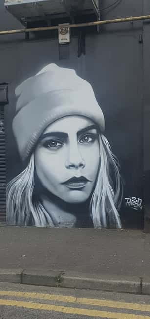 Belfast : Pub Music , Street Art Experience Walking Tour - The Crown, Robinsons, and the Dirty Onion