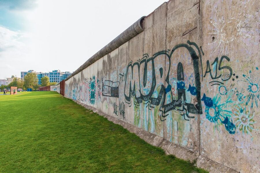 Berlin: Graffiti Workshop at the Berlin Wall - The limits of the graffiti culture introduction
