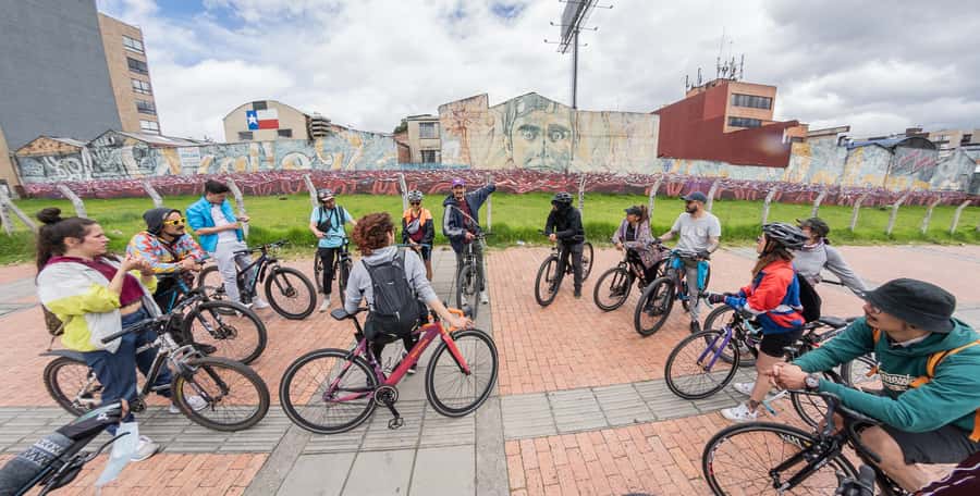Biking in Full Color: Urban Art Bike Tour - Centro to Santa Fe: art beside daily life