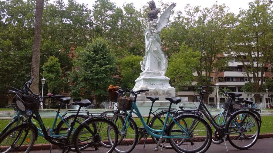 Bilbao: Street Art Small Group E-Bike Tour - City-center galleries and smaller creative spaces