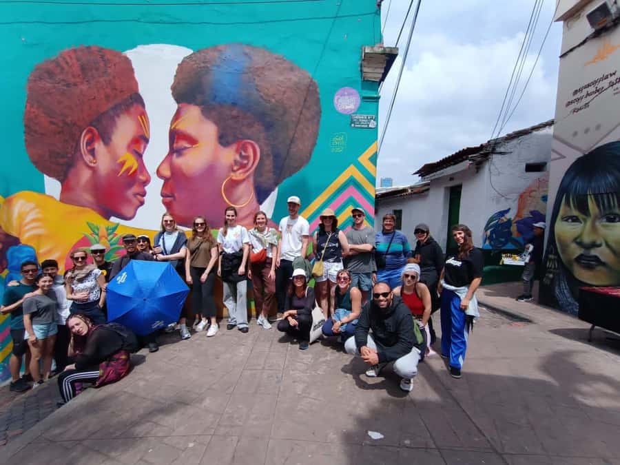 Bogotá: Graffiti Tour el mejor recorrido de arte urbano - Bogotá’s walls tell a national story