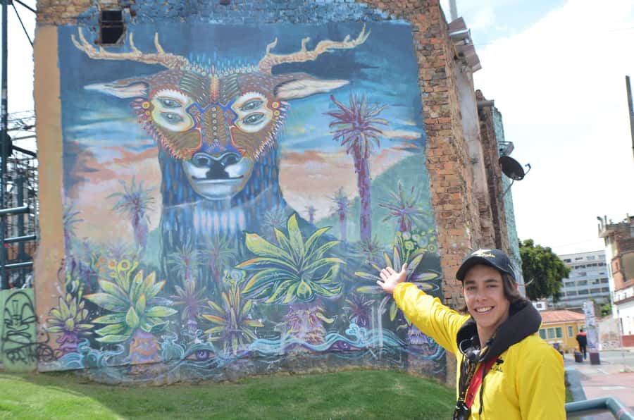 Bogotá: La Candelaria Graffiti & Urban Art Guided Tour - La Candelaria’s first hour on foot