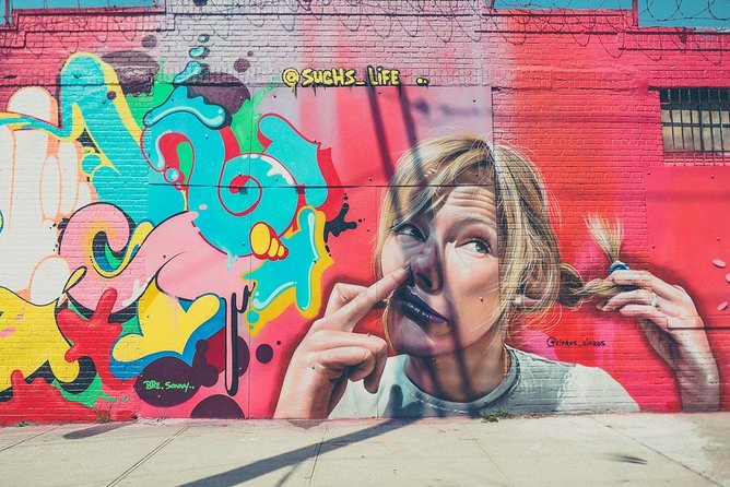 Brooklyn street art and hipster culture tour in French - The subway gap between the two neighborhoods