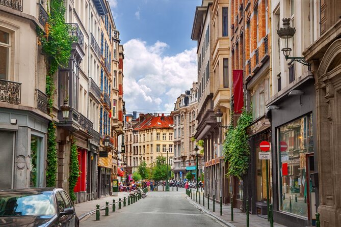 Brussels "Land of Comics": Street Art & Walking Tour - Manneken Pis and the GardeRobe stop