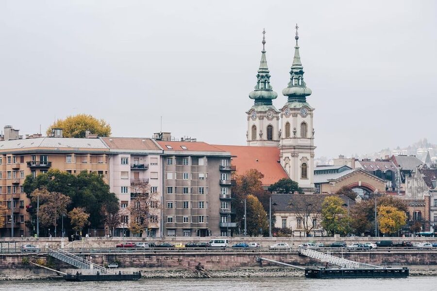 Budapest: Alternative Street Art & Jewish Tour - Old walls beside modern bars
