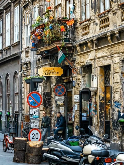 Budapest: Alternative Street Art & Jewish Tour - Three hours on foot, with a sensible pace