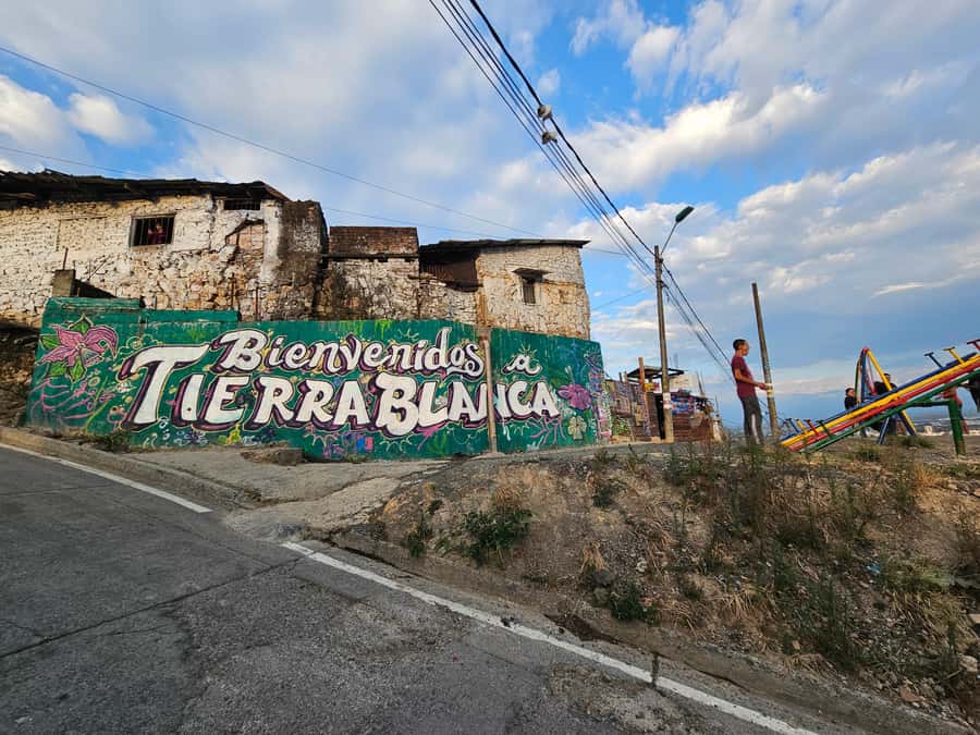 Cali: Comuna 20 Siloé Street Art Tour - The cable car ride sets the scene