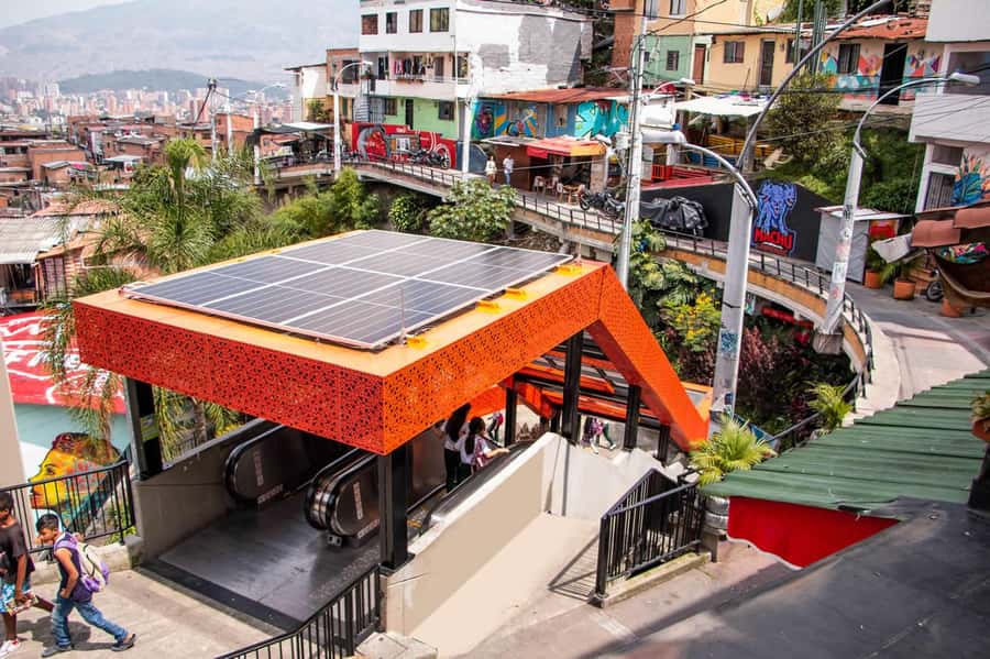 City Tour: Graffiti Tour Comuna 13 + Downtown Medellín - Key points at a glance