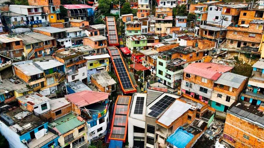 City Tour: Graffiti Tour Comuna 13 + Downtown Medellín - Riding the neighborhood’s community escalators