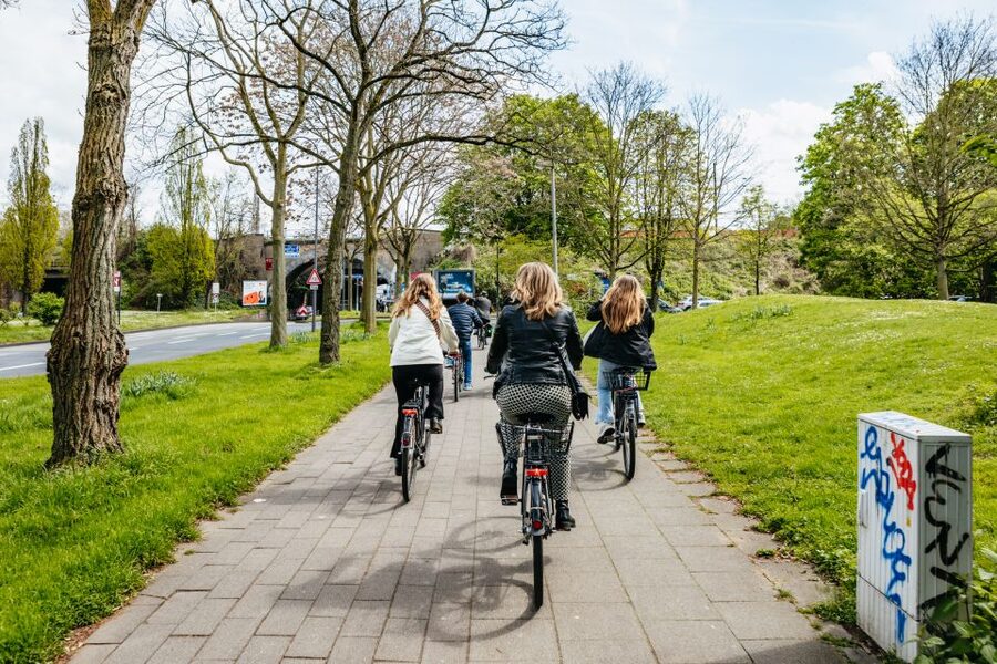 Cologne: Ehrenfeld Street Art Bike Tour - Aachener Weiher and the ride between districts