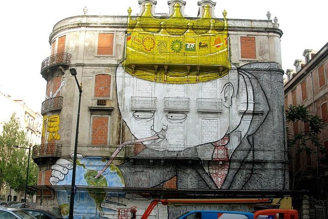 Come and discover with us the largest Urban Art gallery in Portugal - What the small group changes
