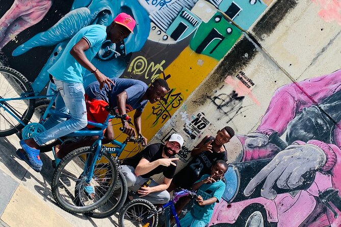 Commune 13, Graffitour street food. History.All inclusive - Viewpoints, galleries, and the neighborhood’s daily life