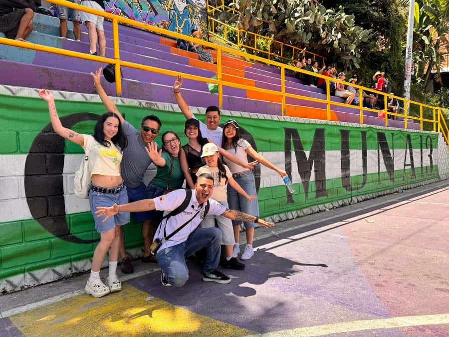 Complete Tour in Comuna 13: Graffiti, History and Street Delights - Dance, galleries, and local enterprise