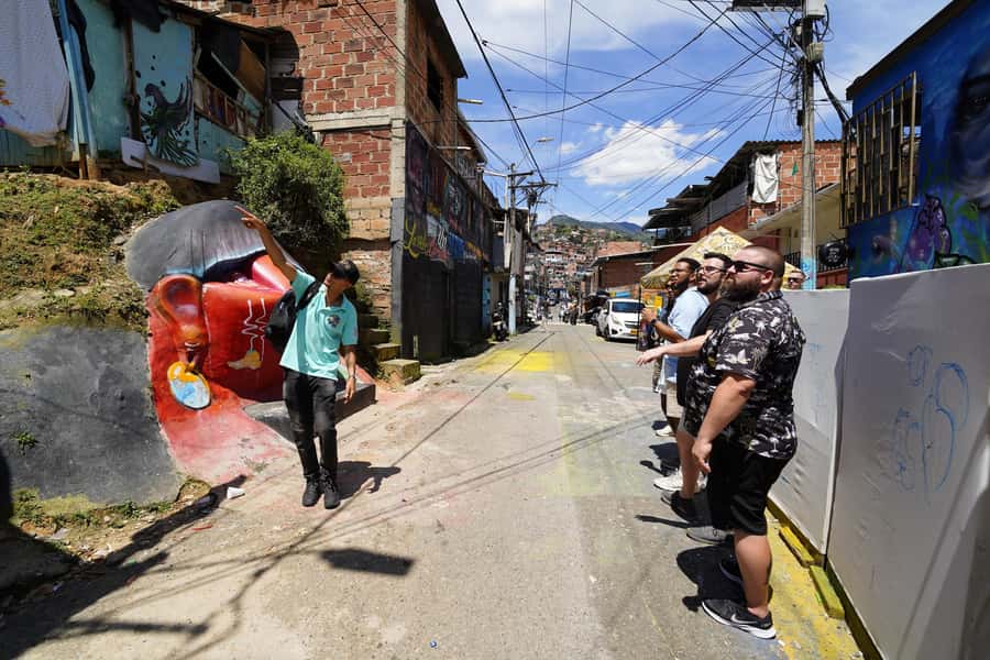 Complete Tour in Comuna 13: Graffiti, History and Street Delights - Who will get the most from this tour