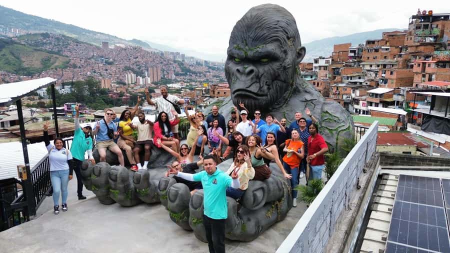 Complete Tour in Comuna 13: Graffiti, History and Street Delights - Understanding Comuna 13 beyond the graffiti