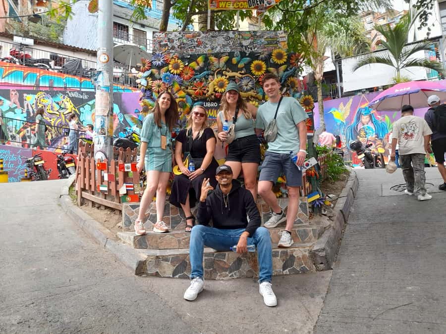 Comuna 13: Graffiti tour & Street Food/drink with telesferic - The cable car and Medellín from above