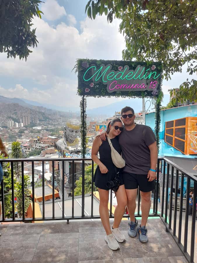 Comuna 13: Graffiti tour & Street Food/drink with telesferic - Arriving in Comuna 13 for ice cream and street life