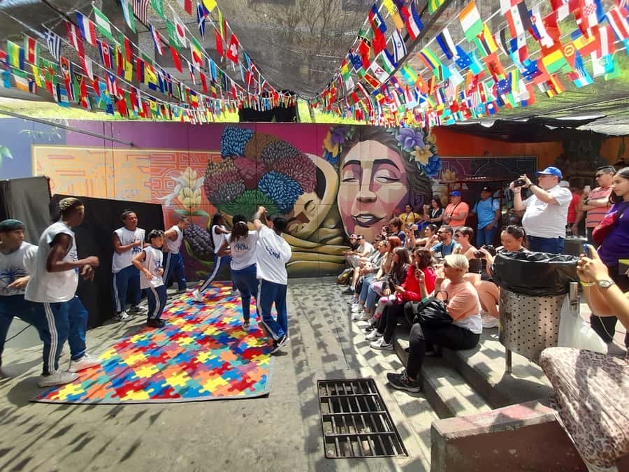 Comuna 13: Graffiti tour & Street Food/drink with telesferic - Street dance as community expression