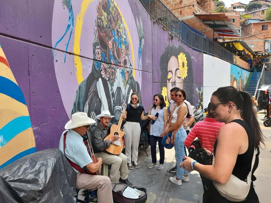 Comuna 13: Graffiti tour & Street Food/drink with telesferic - Finishing with a drink and a city view