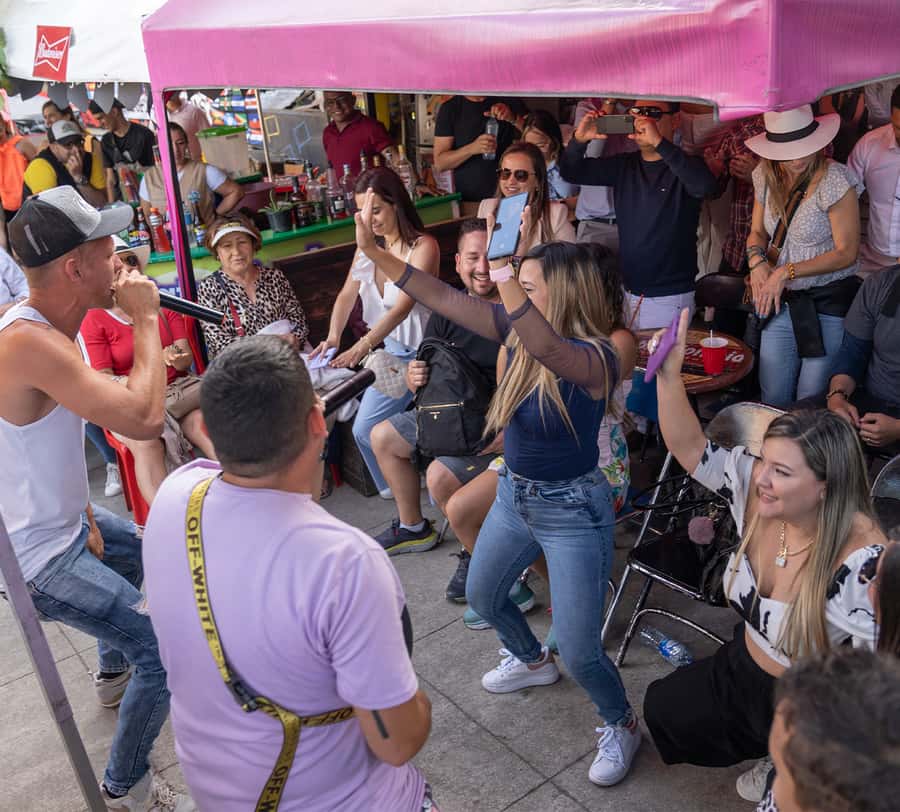 Comuna 13: Graffiti Tour with Tasting, Live Show, & Gallery - Who should book this four-hour visit?