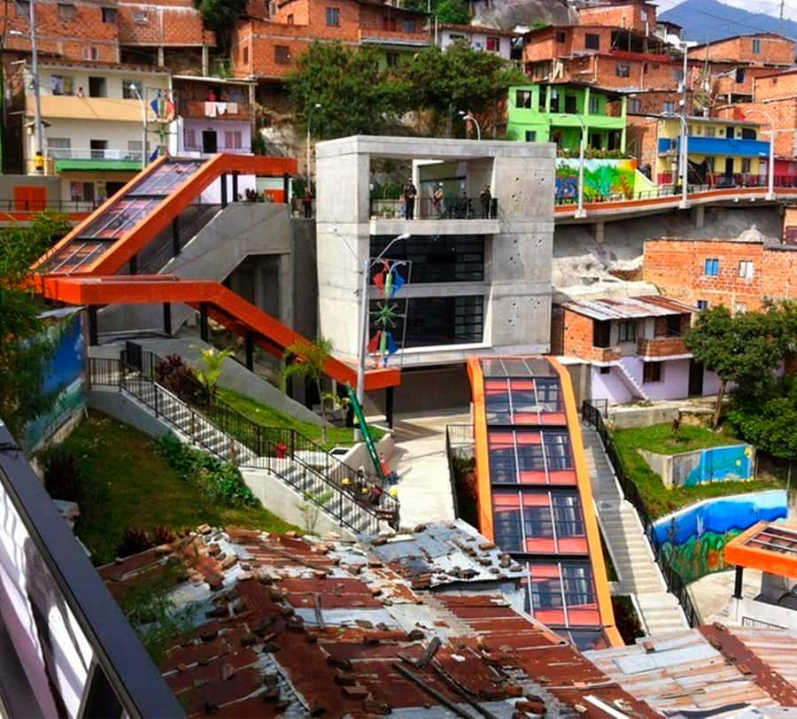 Comuna 13: Graffiti Tour with Tasting, Live Show, & Gallery - Why Comuna 13 is more than a graffiti stop