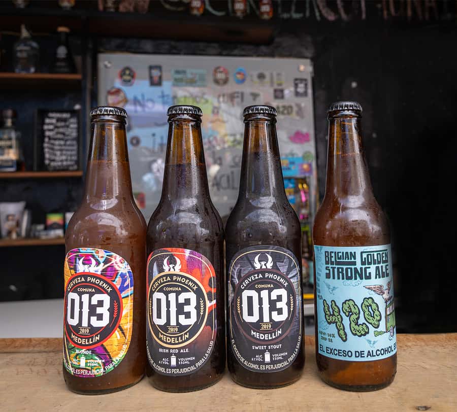 Comuna 13: Graffiti Tour with Tasting, Live Show, & Gallery - Reading the murals with a guide