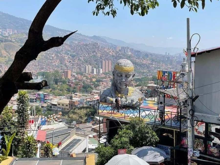 Comuna 13: Recorrido de Arte Urbano, Cultura y Resiliencia - Key points at a glance
