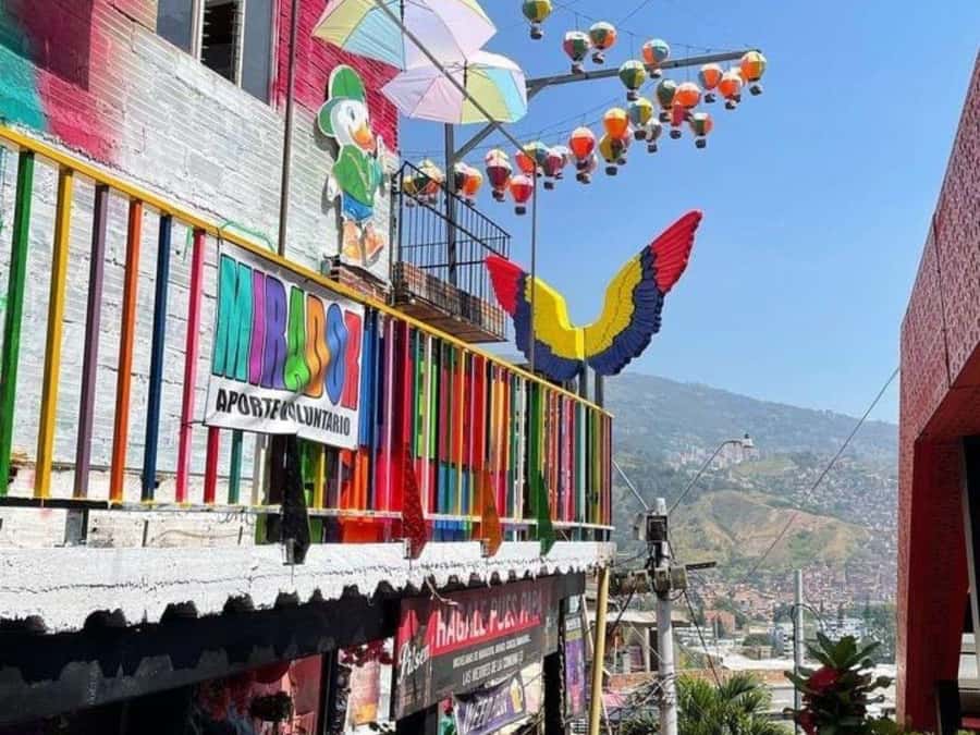 Comuna 13: Recorrido de Arte Urbano, Cultura y Resiliencia - Walking the escalator route and pedestrian viaduct