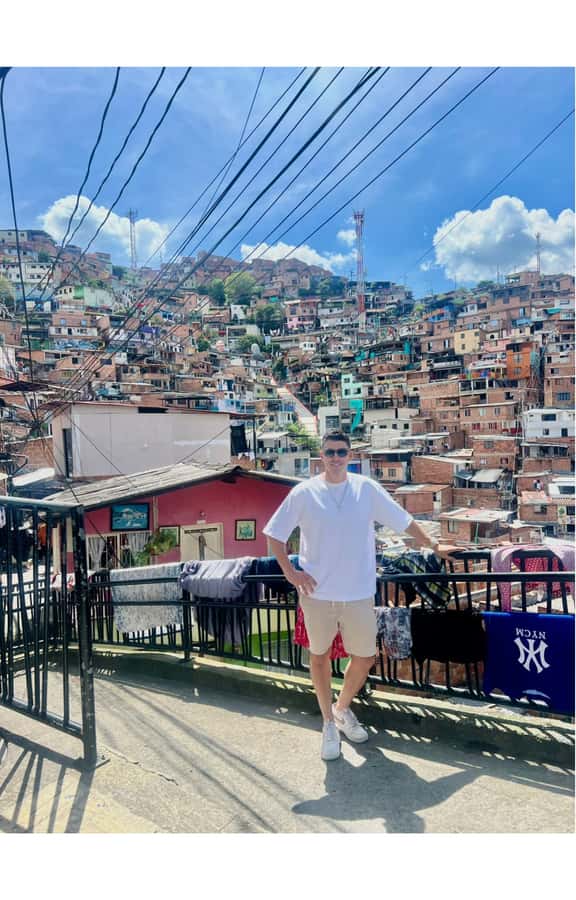 Comuna 13: Recorrido de Arte Urbano, Cultura y Resiliencia - Street art, music, and local commerce