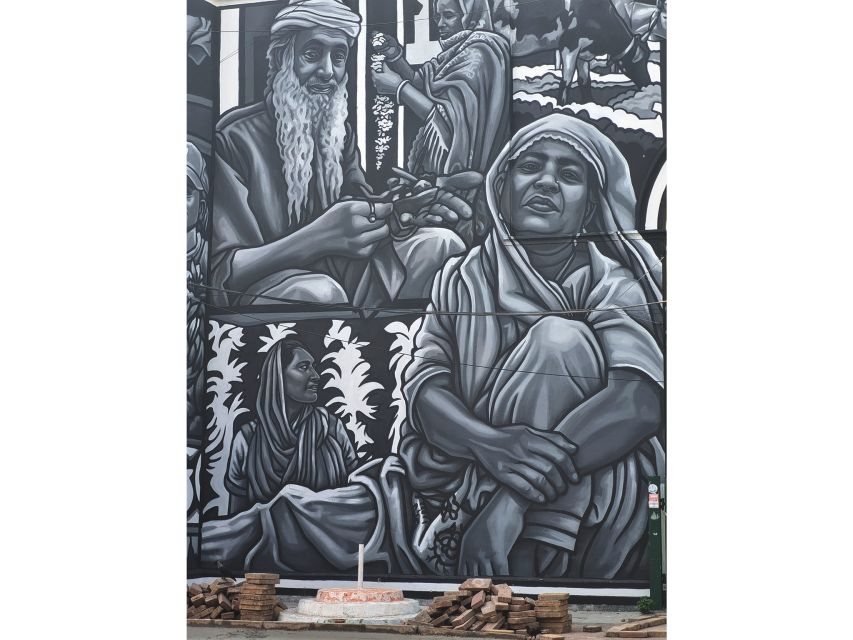 Delhi: Explore Delhi's Street Art & Visit to an Art Centre - The tuk-tuk ride adds a local change of pace