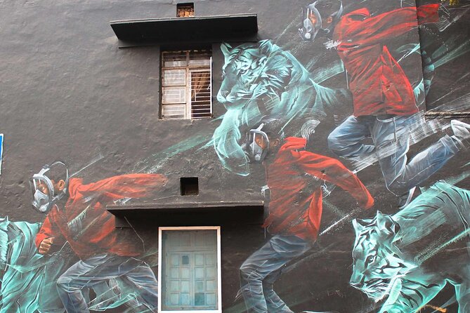 Delhi Street Art Tour - Starting in Khan Market with a look at modern Delhi