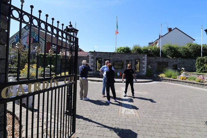 Falls road Murals Walking Tour with former prisoners - Meeting the murals at Divis Tower
