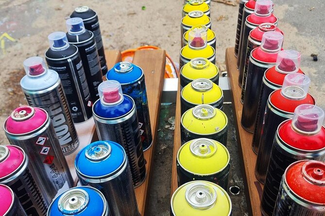 Graffiti Workshop Berlin with professional graffiti artists - Creating a shared piece at Mauerpark