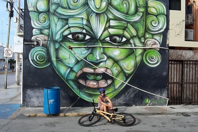 Graffitis & Munchies biketour Playa del Carmen - Calle Corazon and the art along Quinta Avenida