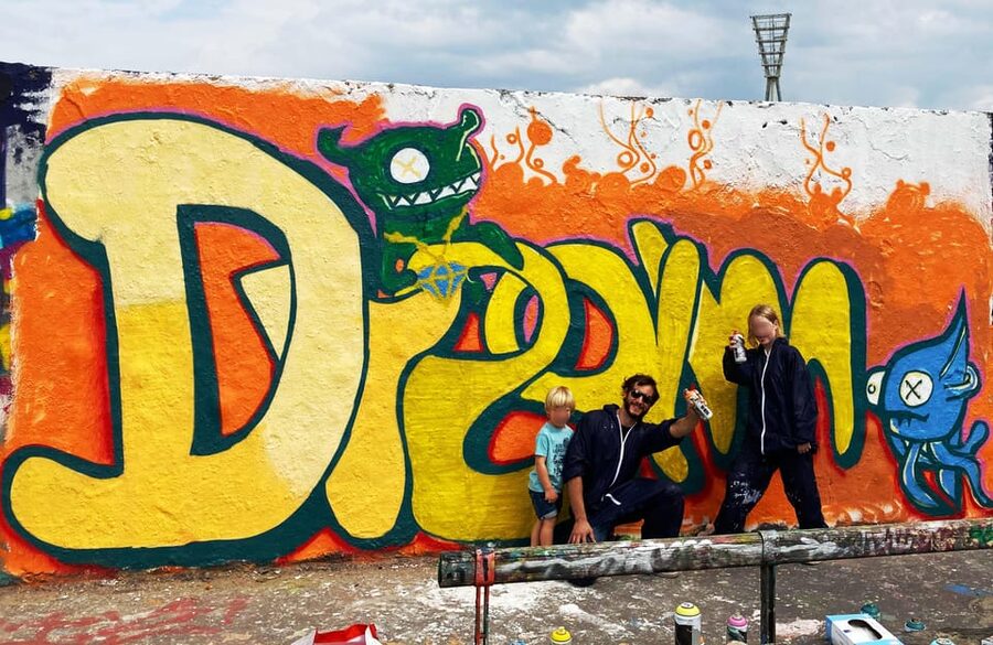Graffitiworkshop Berlin - Painting the group piece on the wall