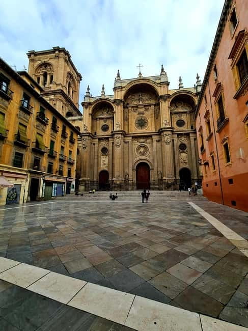 Granada: "Street Art & The Caves" Unique Guided Walking Tour - Price, group size, and what you receive